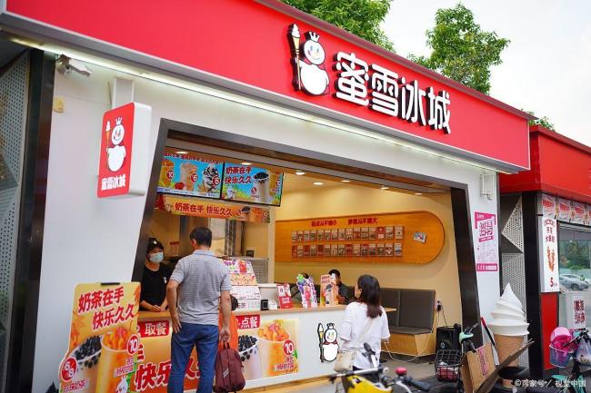 廊坊一蜜雪冰城招牌变绿色 城市规划下的品牌符号消解