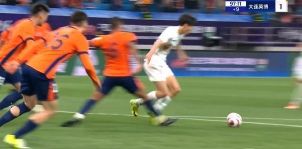中超：海牛1-1英博，马莱莱补时失点，吕焯毅、萨里奇破门 海牛四轮不胜