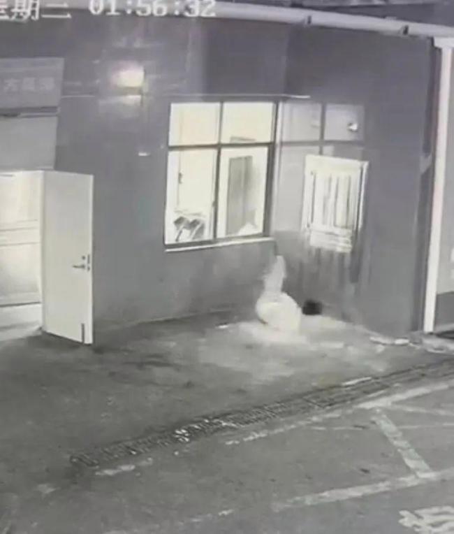 男子飞身撞碎酒店玻璃后狂奔