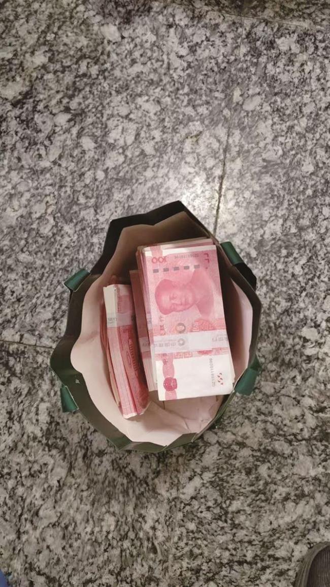 保洁捡到“18万”原来是道具 虚惊一场