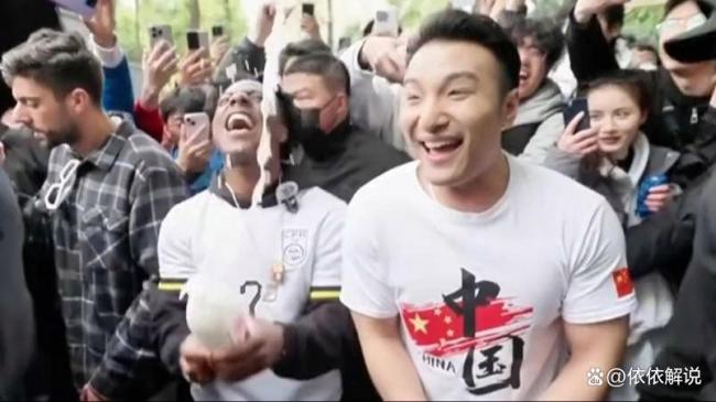 甲亢哥和田一鸣史诗级会面 春熙路合唱燃爆现场