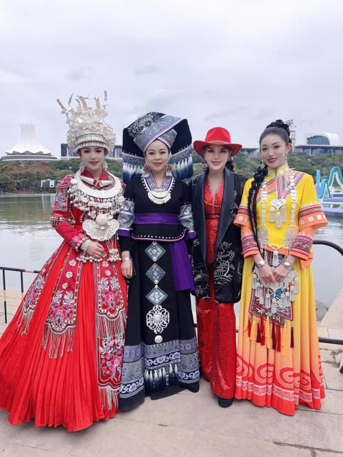 乌兰图雅演唱《苹果香》惊艳全场！