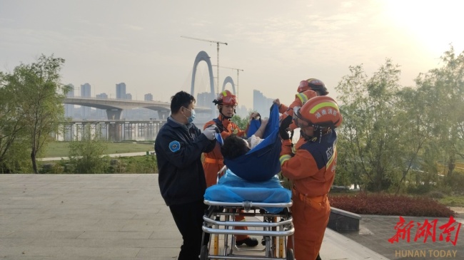 男子醉酒落水 望城消防紧急救援