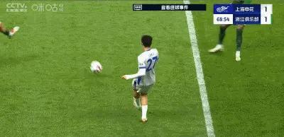 真冷静！18岁王钰栋单刀过掉鲍亚雄破门