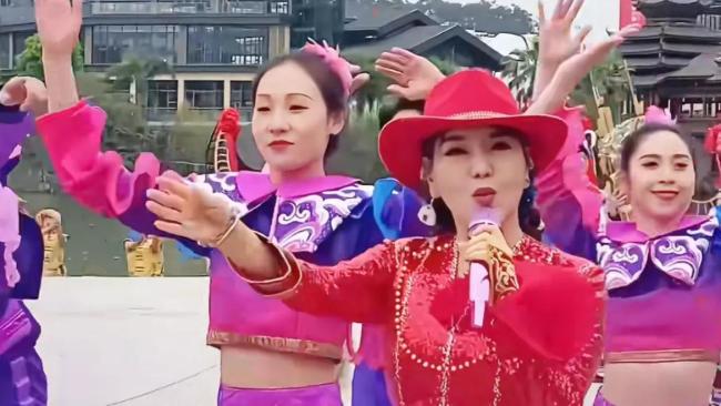 乌兰图雅演唱《苹果香》惊艳全场！
