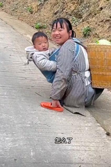 无腿丧偶妈妈卖菜养一双儿女