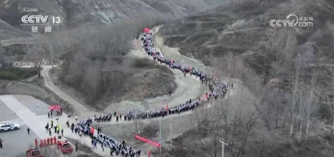 校长谈为何让学生徒步百里祭奠先烈 行走的思政课