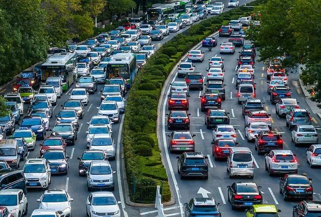 记9分、肋骨多处骨折，只为捡个脸盆 高速路上严禁随意停车