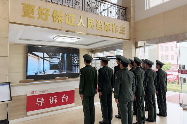 罗山县：部队官兵进法院 旁听庭审“零距离”