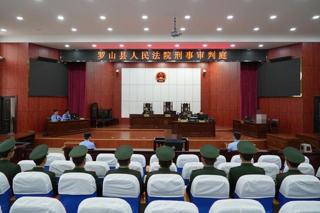 罗山县：部队官兵进法院 旁听庭审“零距离”
