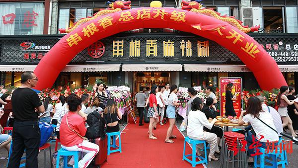 靠成都街头串串火锅店起家，这家调味品企业拟被上市公司收购