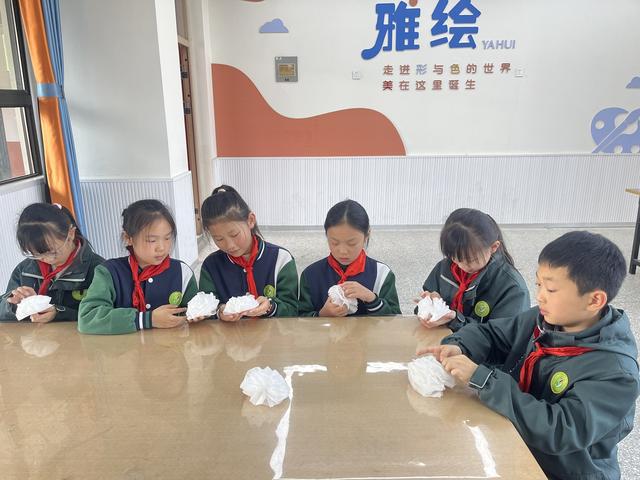 郑州管城区虹彩路小学开展清明主题活动