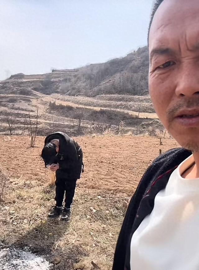 网红司机带新女友为亡妻扫墓 此前带偏瘫妻子跑车感动网友