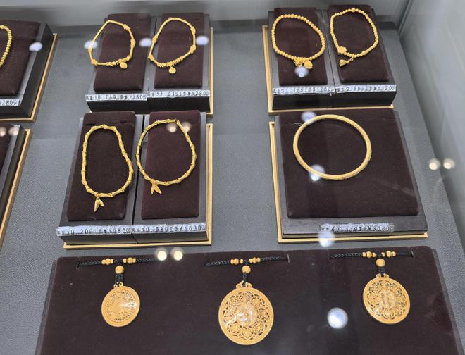 金价继续大跌，国内金饰克价4天跌近50元