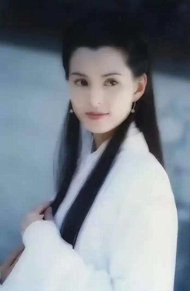 58岁李若彤和37岁刘亦菲现身杭州，两代“小龙女”相遇了
