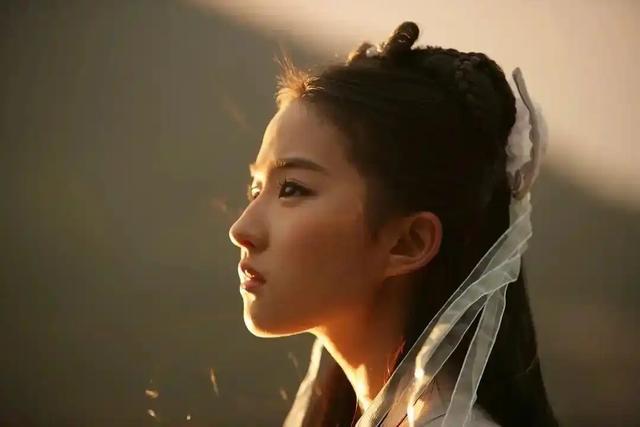 58岁李若彤和37岁刘亦菲现身杭州，两代“小龙女”相遇了