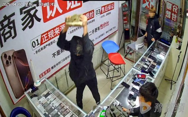 4名未成年人打车偷89部苹果手机