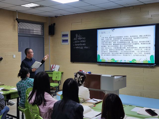 郑州市二七区春晖小学举行班主任成长沙龙活动