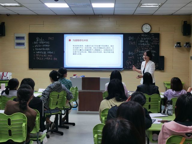 郑州市二七区春晖小学举行班主任成长沙龙活动