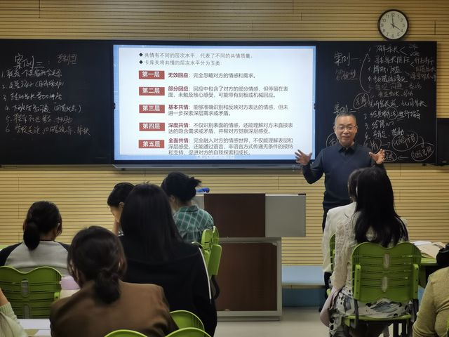 郑州市二七区春晖小学举行班主任成长沙龙活动