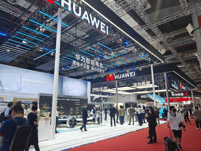 2025上海车展观察｜老板低调，不谈智驾谈安全，SUV大混战