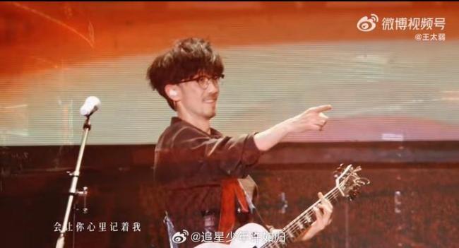 必须炫耀！见到周传雄在演唱会玩摇滚了