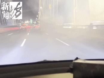 旅游大巴冒烟起火 司机竟毫无察觉