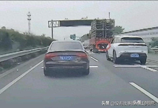 司机高速开斗气车还停车干架