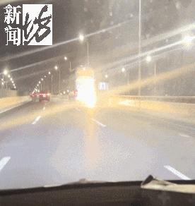 旅游大巴冒烟起火 司机竟毫无察觉 热心市民及时提醒避免灾难