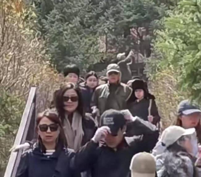 郭晶晶一家登山 儿子背影像极霍启刚 温馨家庭出游羡煞旁人