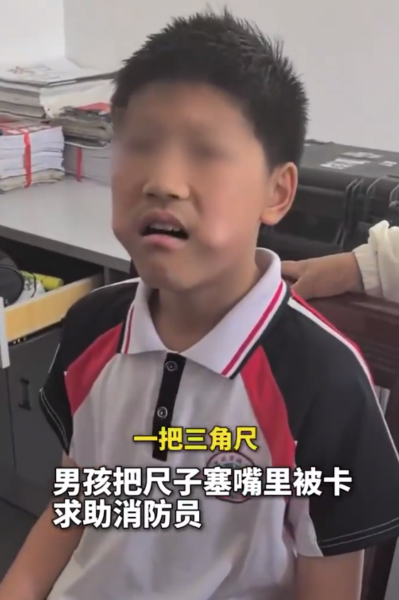 小孩哥牙龈发痒用尺子当痒痒挠被卡 网友：只有你想不到，没有他卡不了