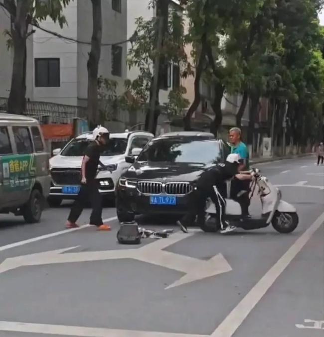 情侣骑车撞宝马男子情绪失控 无知与冲动的代价
