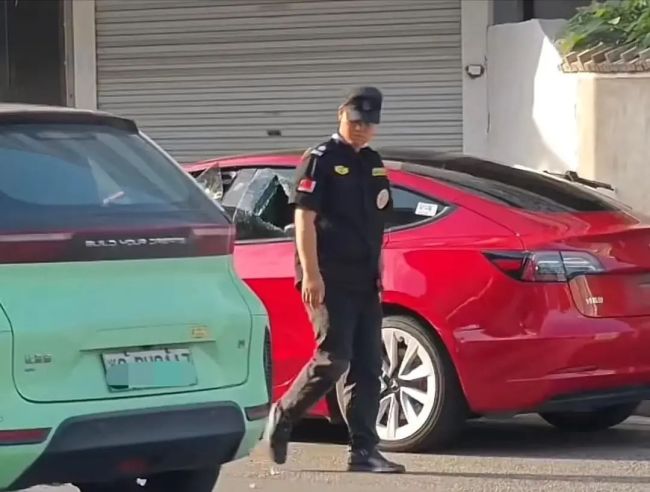车主骂保安是“看门狗” 保安砸车 情绪失控的代价