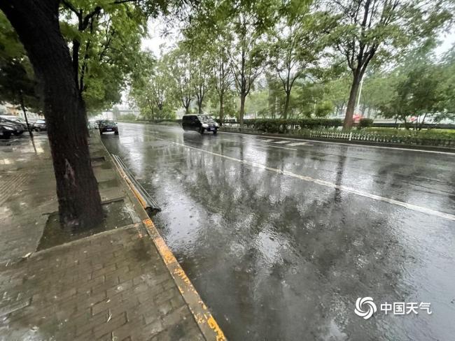 北京暴雨刷屏！早高峰变拥堵模式 需注意交通安全