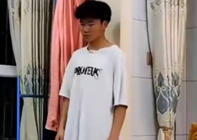 姐姐教训弟弟 妈妈全程只关注不插手