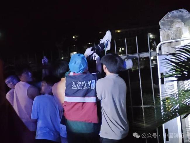 男学生翻学校围栏小腿被刺穿