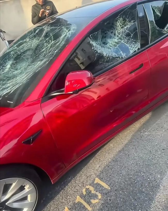 车主骂保安是“看门狗” 保安砸车 情绪失控的代价
