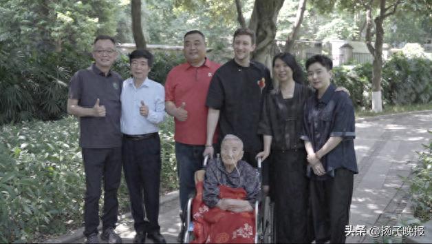 埃文凯尔看望吴明珠奶奶