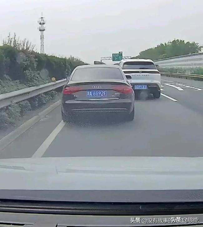 司机高速开斗气车还停车干架 路怒症引发全武行