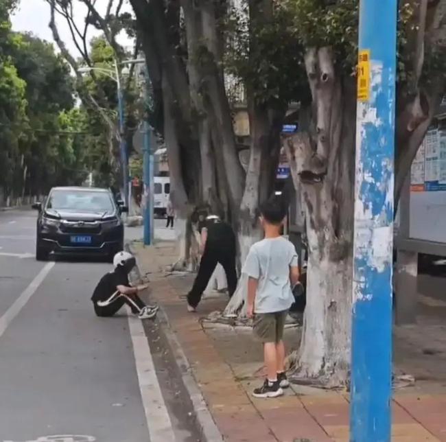 情侣骑车撞宝马男子情绪失控