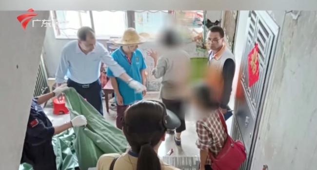 母女高空抛物邻居戴头盔出门 物业将安装监控