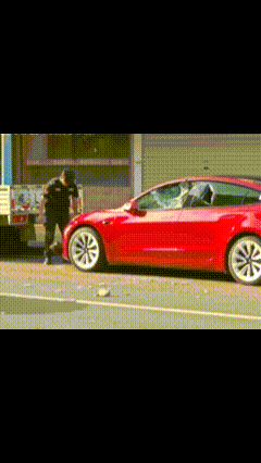 车主骂保安是“看门狗” 保安砸车
