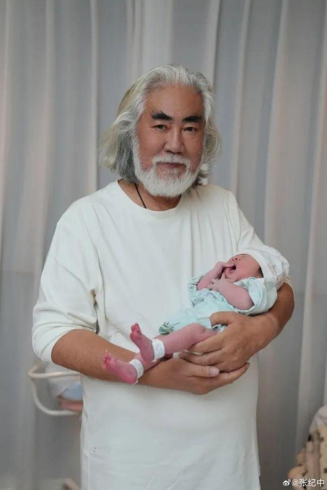 张纪中：“我先去送小孩，我不会跑，我是张纪中”