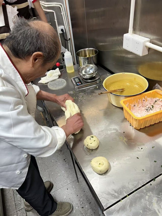 沪上网红“阿大葱油饼”开业近一月 情怀与挑战并存