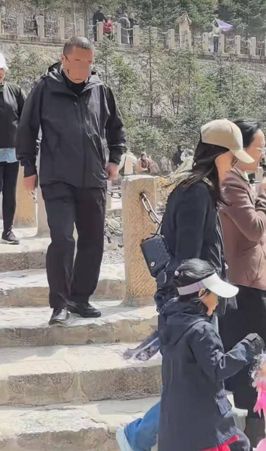 郭晶晶一家登山 儿子背影像极霍启刚 温馨家庭出游羡煞旁人
