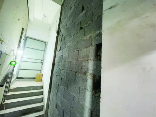 开发商疑用公共楼梯补房产面积 公共楼梯竟“变”私人领地？