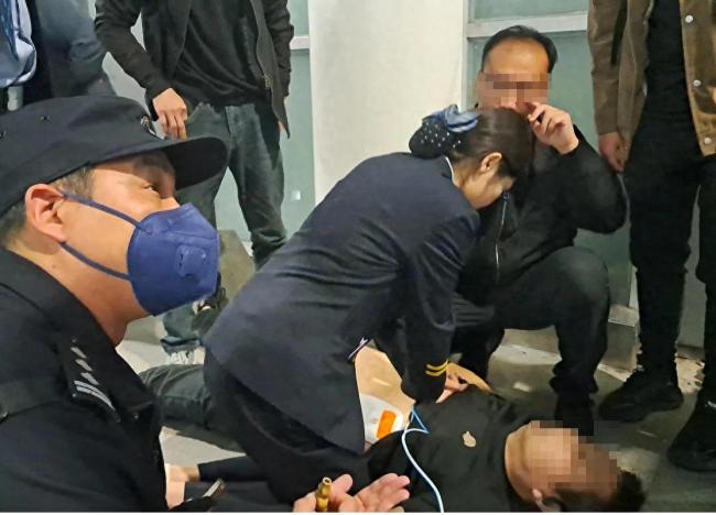 乘客心梗地铁上演生死营救