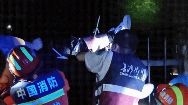 男学生翻学校围栏小腿被刺穿 深夜噩梦警示安全
