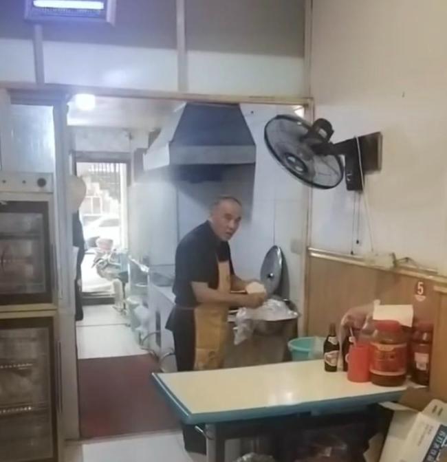 荣昌大爷扯铺盖面表情失控 五一爆火出圈
