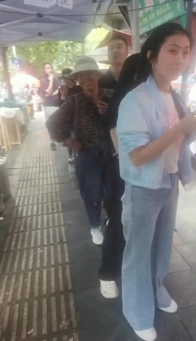 荣昌大爷扯铺盖面表情失控 五一爆火出圈